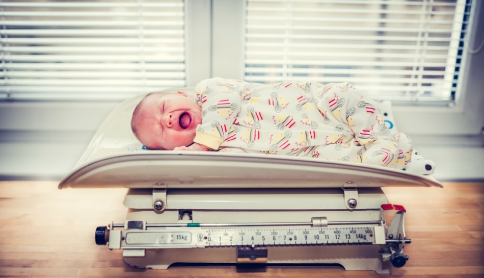 Doppia pesata di una bambino