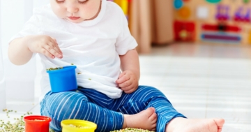 The child plays by making shelves with his hands