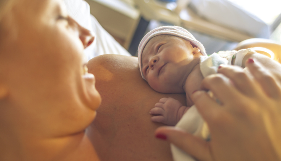 Madre e bambino dopo parto in casa