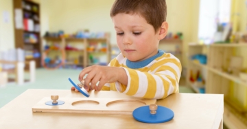 Bambino in una scuola Montessori