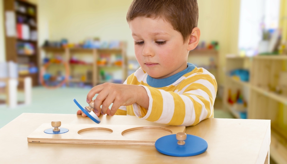 Bambino in una scuola Montessori