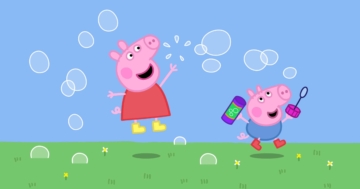 Peppa Pig e il suo fratellino giocano con le bolle di sapone