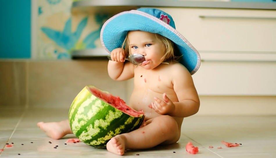 Bambina durante lo svezzamento