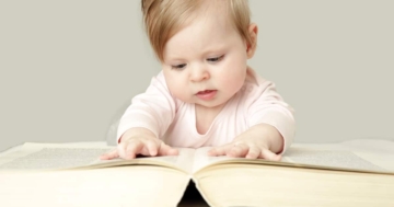 Bambina sfoglia un libro