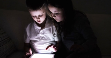 Bambini di fronte allo schermo di un tablet