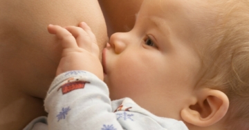 Suzione del latte materno dal seno