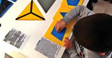 Bambino utilizza materiali sensoriali Montessori