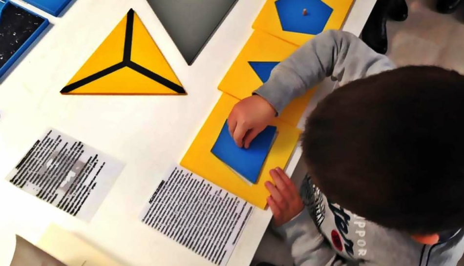 Bambino utilizza materiali sensoriali Montessori