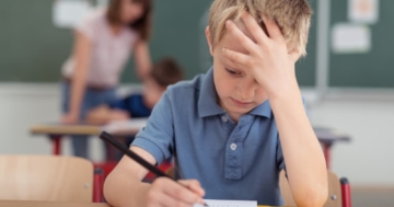 Bambino concentrato mentre fa i compiti