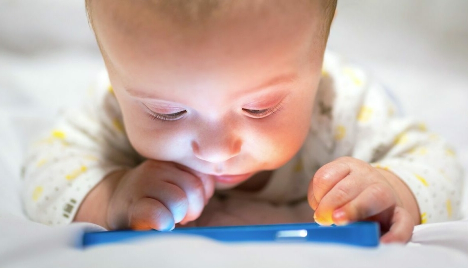 Bambino piccolo davanti a uno smartphone