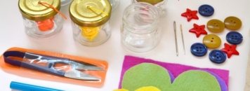 Oggetti per imparare a usare ago e filo con il metodo montessori