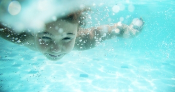 Bambino che nuota sott'acqua