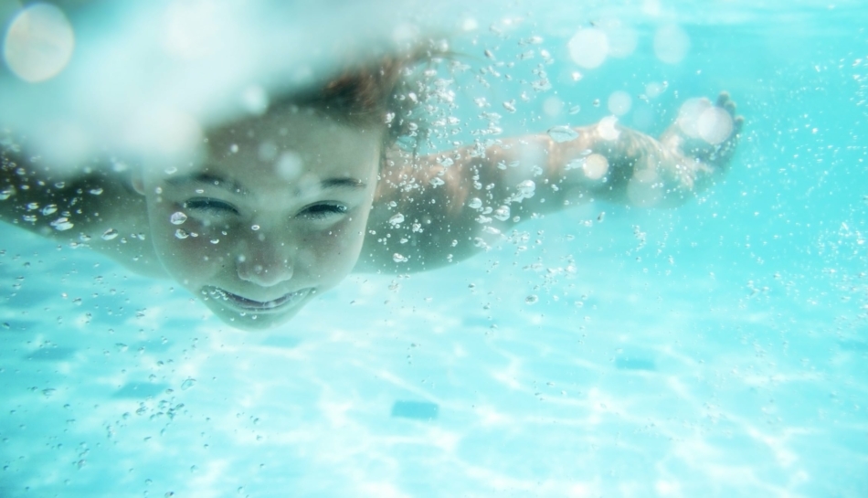 Bambino che nuota sott'acqua