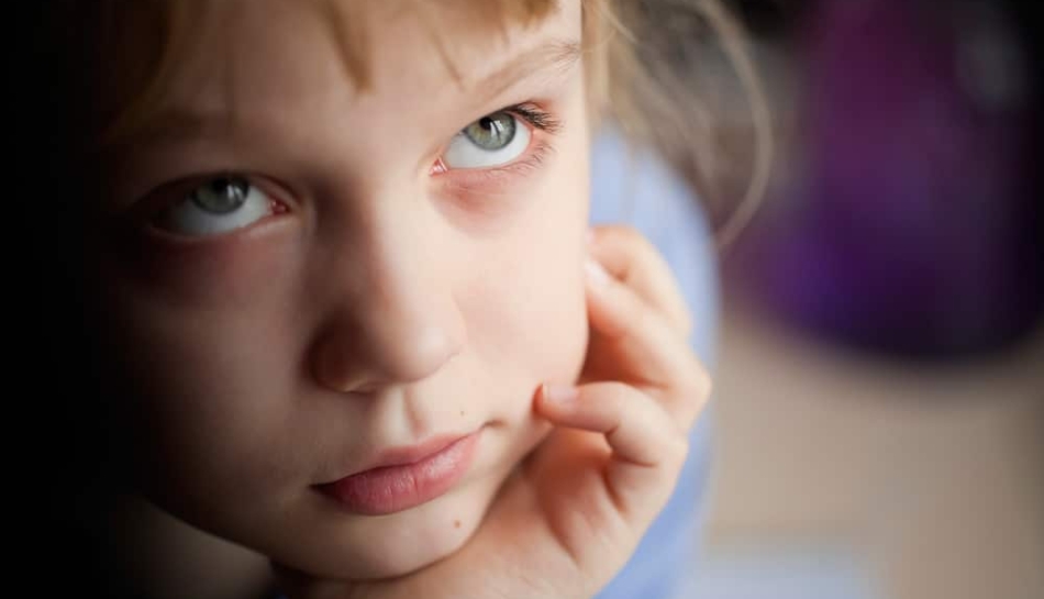 Primo piano di bambina con lo sguardo verso l'alto