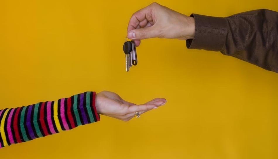 Genitore che consegna le chiavi di casa all'adolescenza della figlia