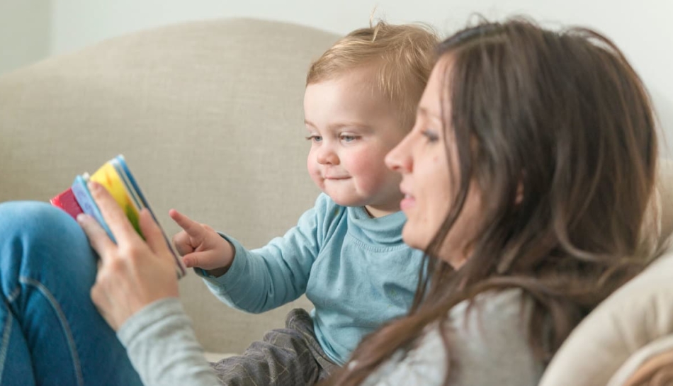 Mamma legge un libro al suo bambino