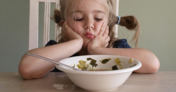 Bambina che si rifiuta di mangiare la verdura