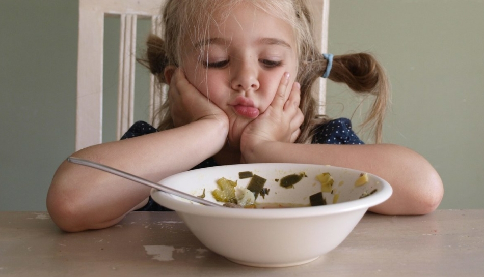 Bambina che si rifiuta di mangiare la verdura