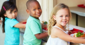 Bambini in fila alla mensa scolastica