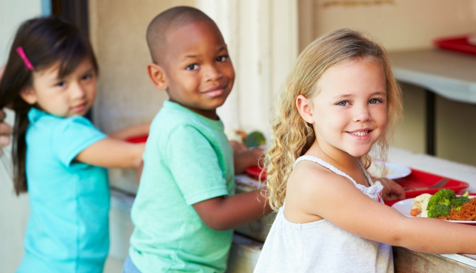 Bambini in fila alla mensa scolastica