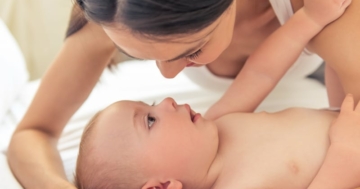 Mamma che parla al bambino per favorire lo sviluppo del linguaggio