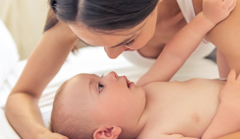 Mamma che parla al bambino per favorire lo sviluppo del linguaggio