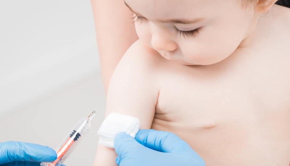 Bambino piccolo sul punto di essere vaccinato