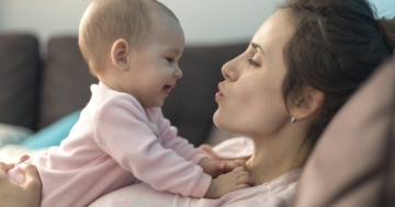 Mamma e lattante che si guardano con empatia