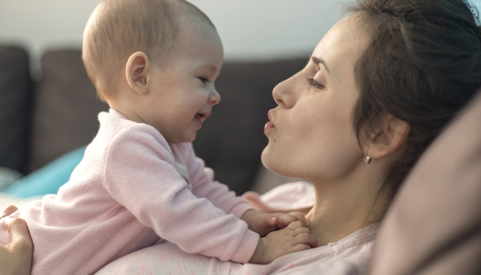 Mamma e lattante che si guardano con empatia