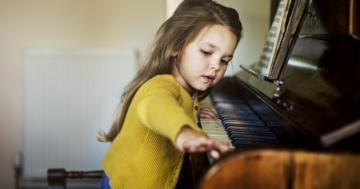 The little girl who chose to play the piano