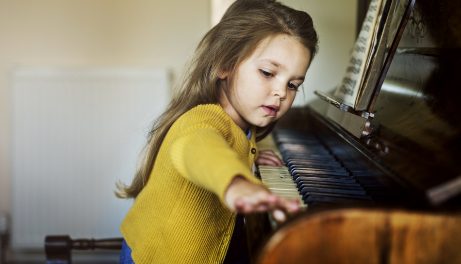 Bambina che ha scelto di suonare il pianoforte