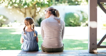 Mamma e figlia di schiena