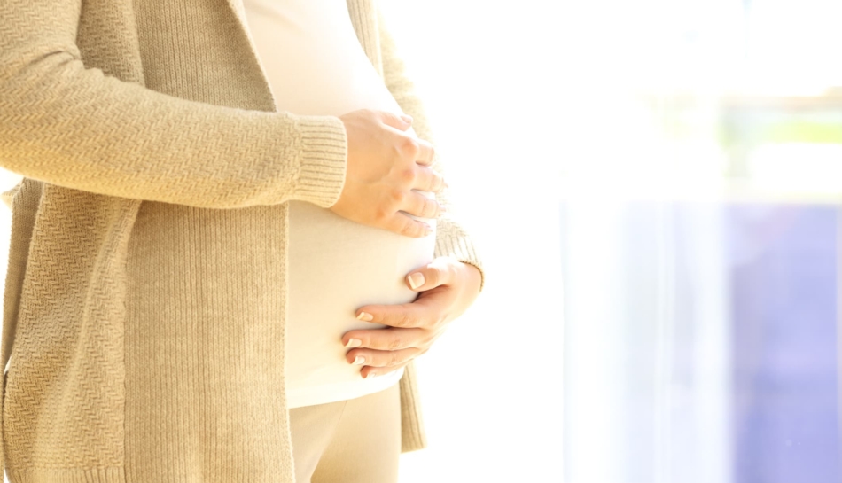 Primo piano della pancia di una donna in gravidanza