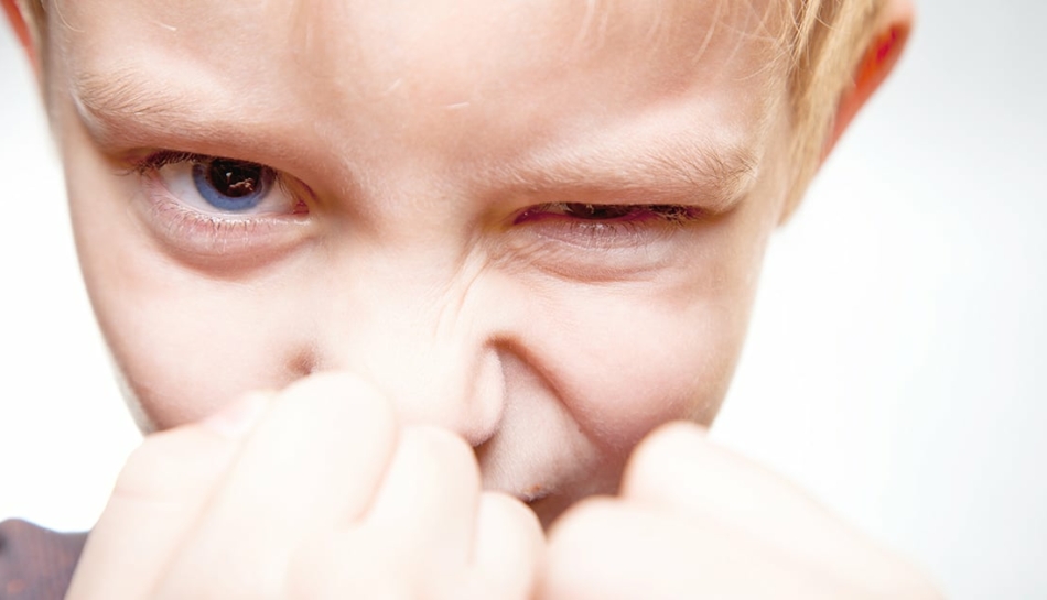 Primo piano di bambino in atteggiamento aggressivo