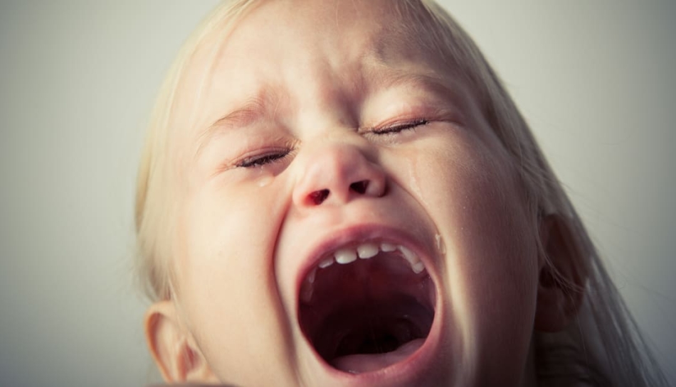 Bambino che reagisce urlando a un divieto