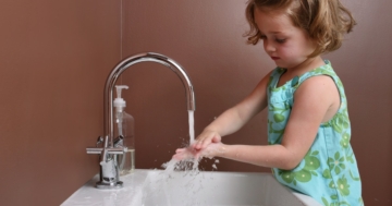 Bambina si lava le mani