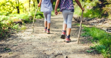 Bambini passeggiano in montagna