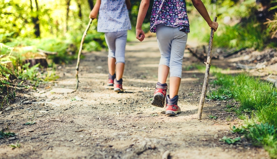 Bambini passeggiano in montagna