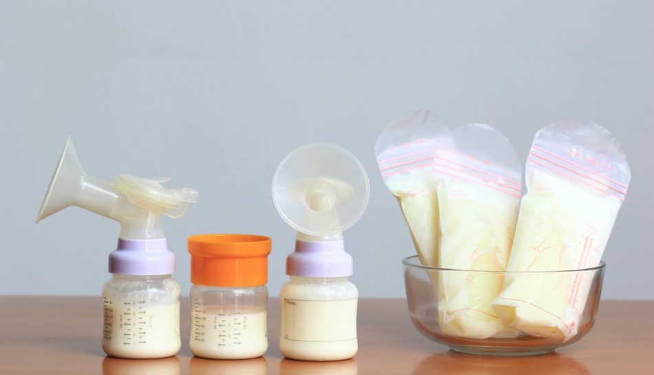 Contenitori e sacchetti per la conservazione del latte materno in frigorifero o nel congelatore