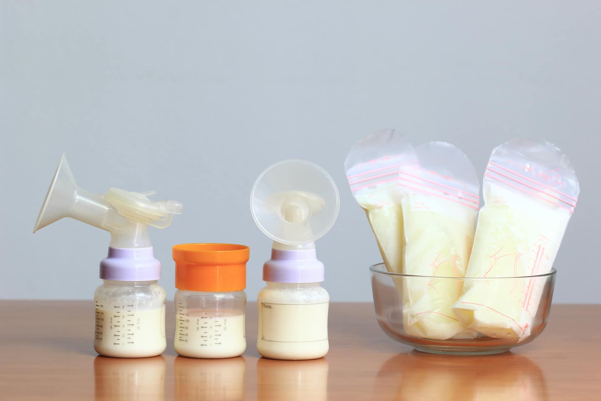 Contenitori e sacchetti per il latte materno per la conservazione in frigorifero o congelato