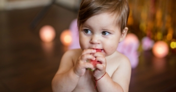 Bambino che mette in bocca un giocattolo durante lo svezzamento