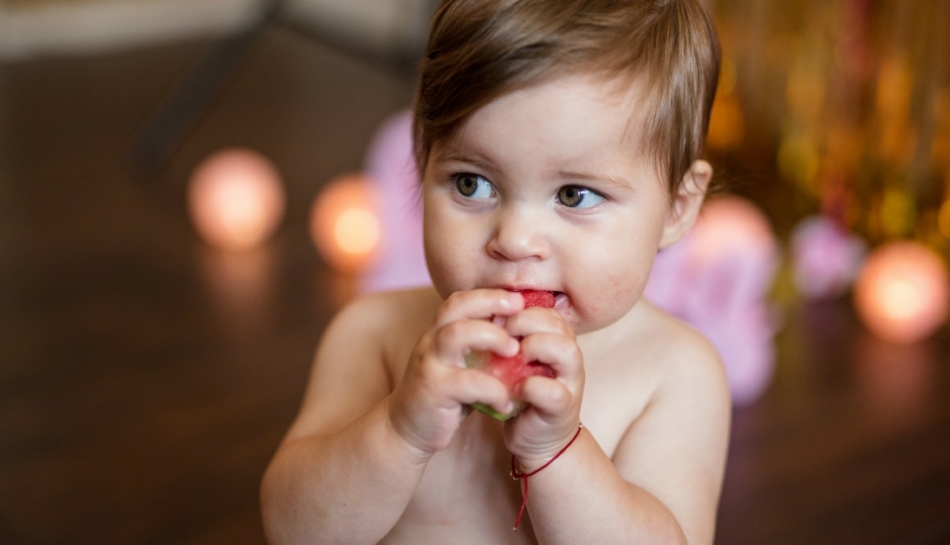 Bambino che mette in bocca un giocattolo durante lo svezzamento