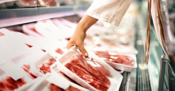 Primo piano del banco macelleria di un supermercato