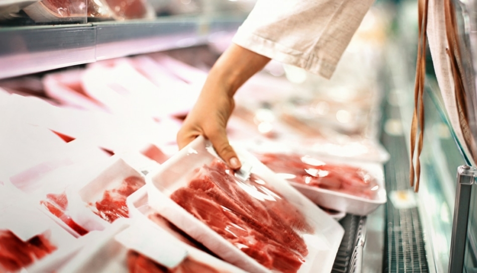 Primo piano del banco macelleria di un supermercato