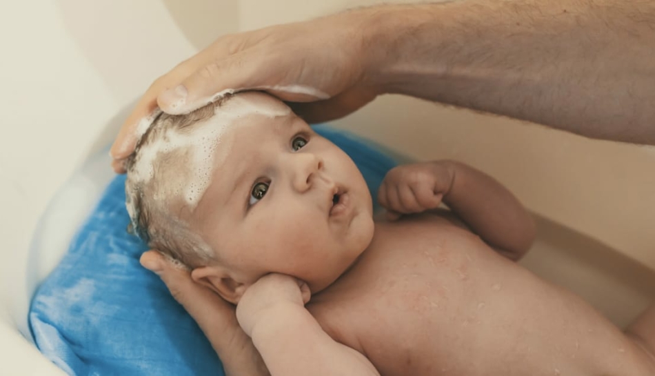 bambino cui viene lavato il corpo durante il bagnetto