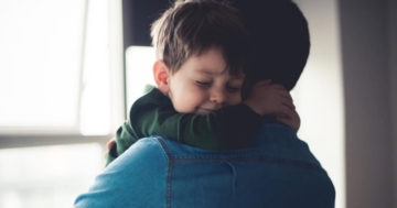 Bambino abbraccia il papà