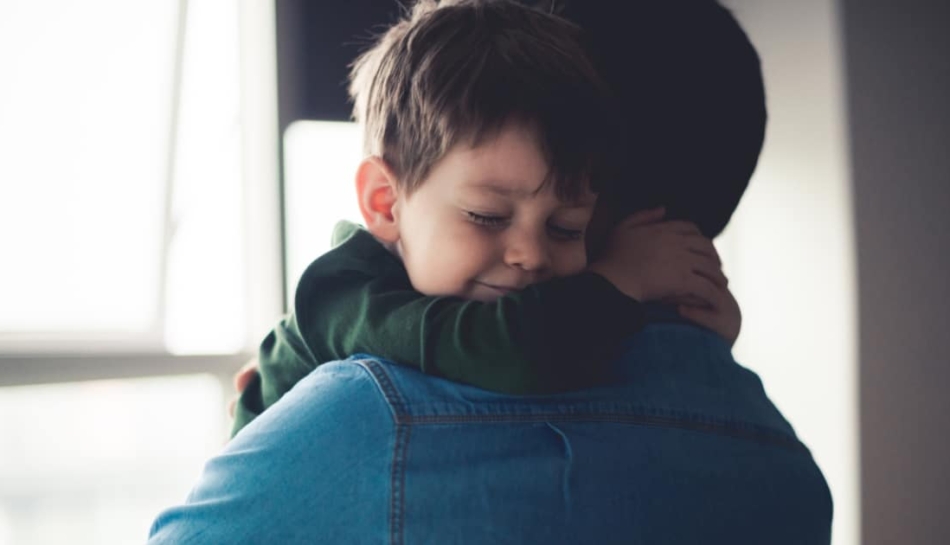 Bambino abbraccia il papà