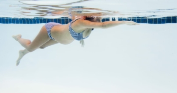 Donna in gravidanza pratica il nuoto