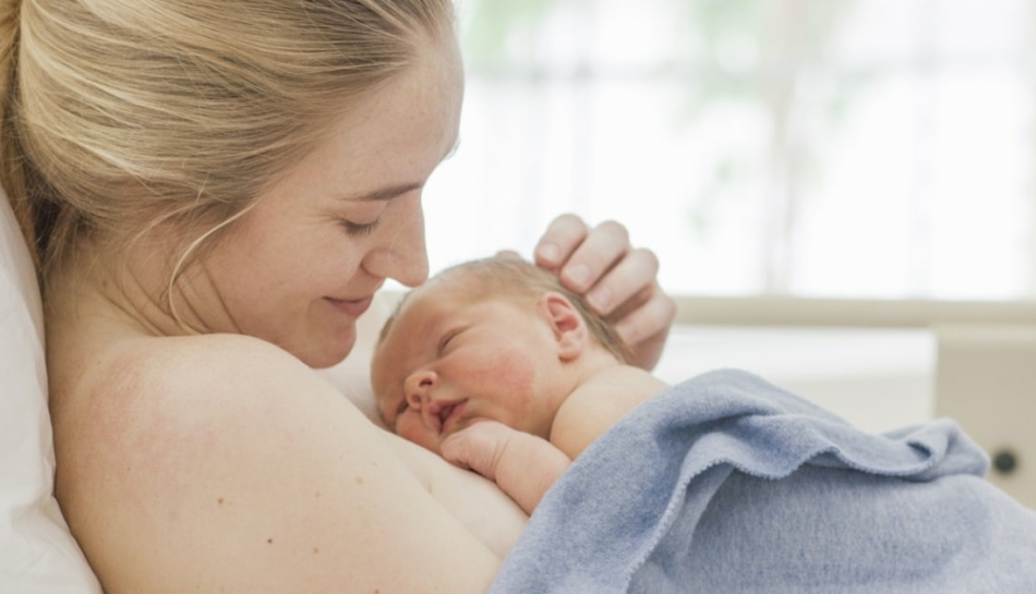 Mamma e neonato guidato dall'istinto