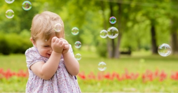 Bambino che gioca con bolle di sapone